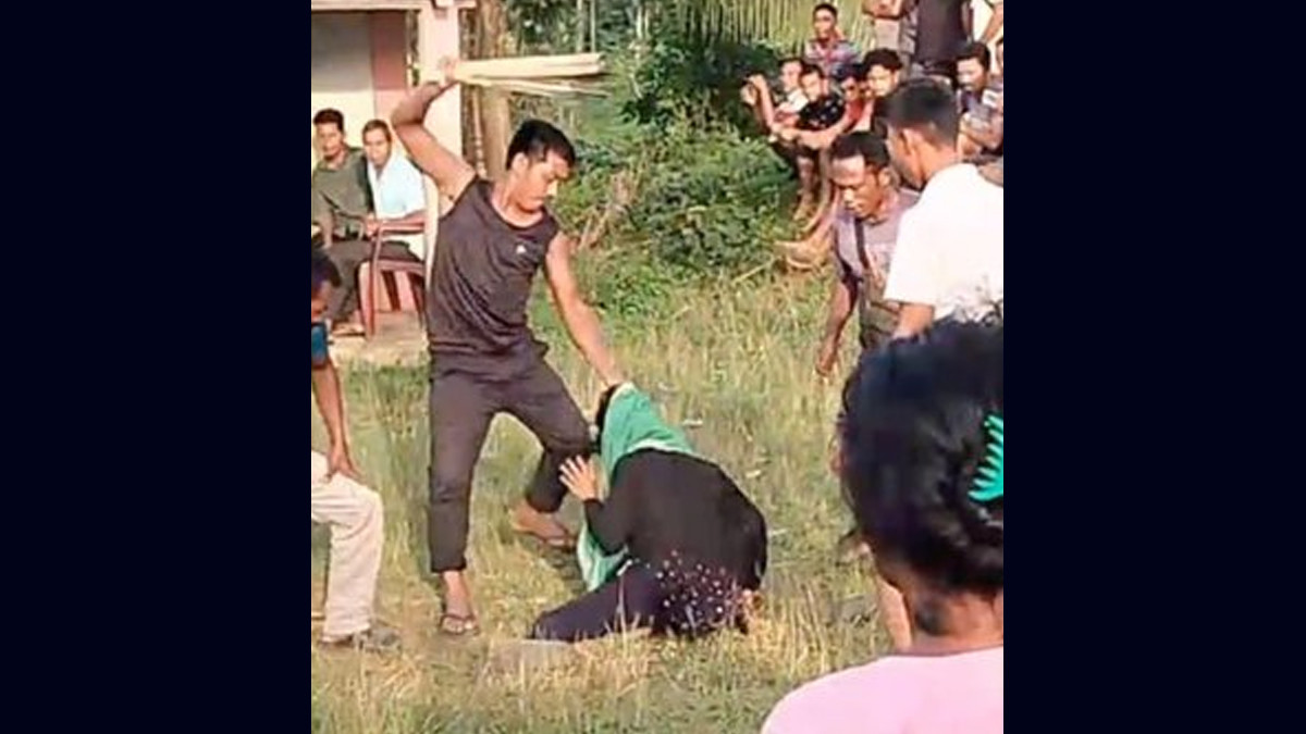 Woman Beaten With Sticks: இளம்பெண்ணை கட்டையால் தாக்கிய விவகாரம்; வீடியோ வைரல்..!