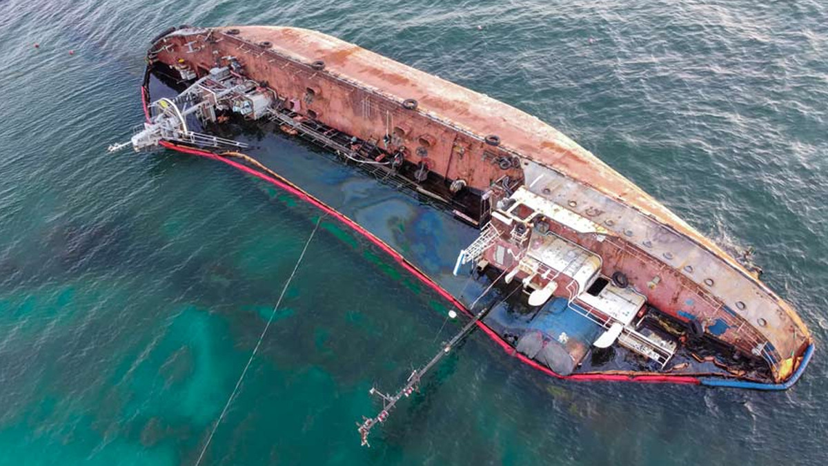 Oil Tanker Capsizes Off Oman: ஓமன் நாட்டில் எண்ணெய் கப்பல் கவிழ்ந்து விபத்து.. 16 பேர் மாயம்..!