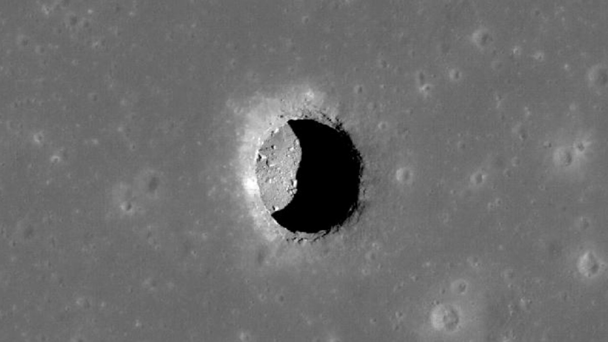 Cave On Moon: 
