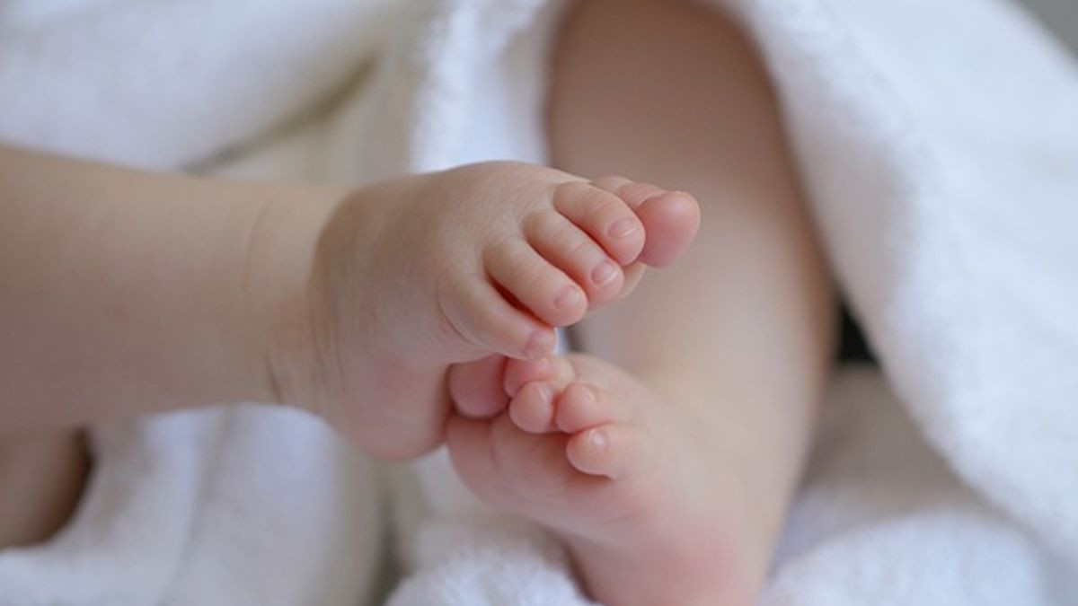 Newborn Dies as Doctor Cuts Genitals: பிரசவத்தின்போது குழந்தையின் அந்தரங்க உறுப்பை வெட்டிய மருத்துவர்; பச்சிளம் பிஞ்சு துடிதுடித்து பலி.!