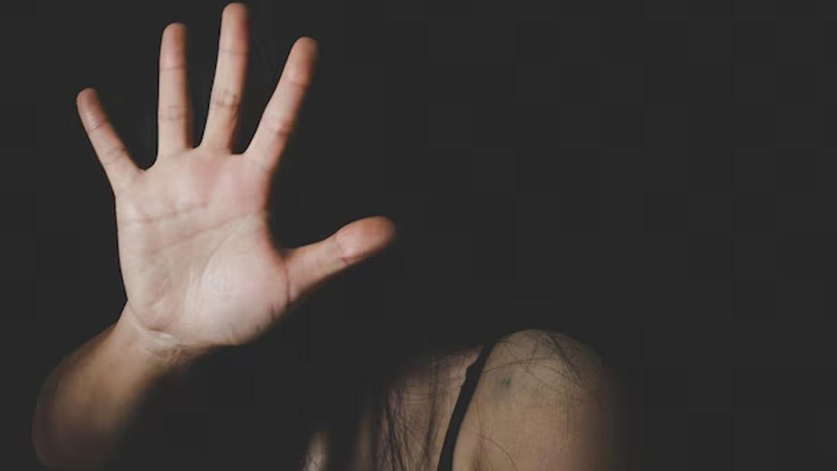 Student Sexually Harassed: வீட்டு வாசலை சுத்தம் செய்த மாணவிக்கு பாலியல் தொல்லை; 21 வயது ரௌடியின் அதிர்ச்சி செயல்.!