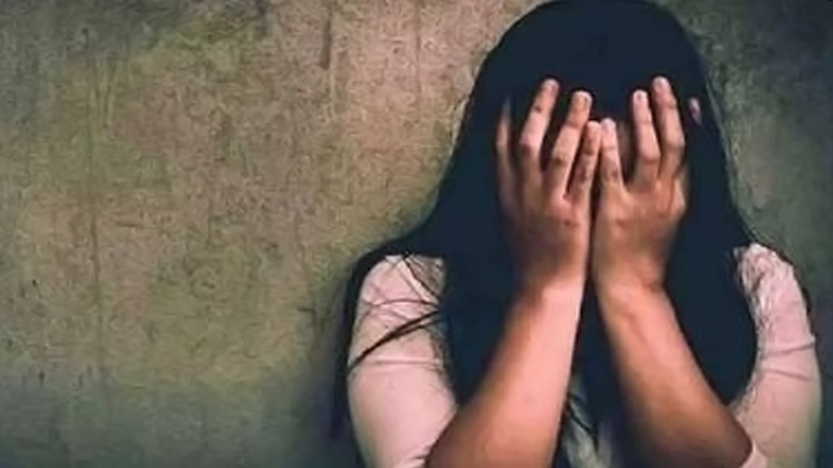 Young girl Poured Boiling Milk On The Boy: வாலிபர் மீது கொதிக்கும் பாலை ஊற்றிய இளம்பெண்; கிண்டல் செய்ததால் ஆத்திரம்..!
