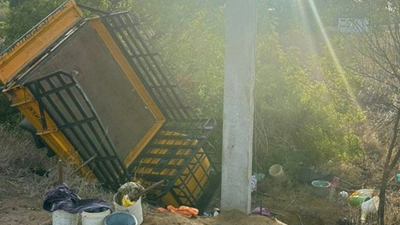 Tenkasi Accident: நாயை காப்பாற்ற எண்ணிய ஓட்டுநர்; கட்டுப்பாட்டை இழந்த வாகனத்தால் 3 பேர் பரிதாப பலி., தென்காசியில் சோகம்.!