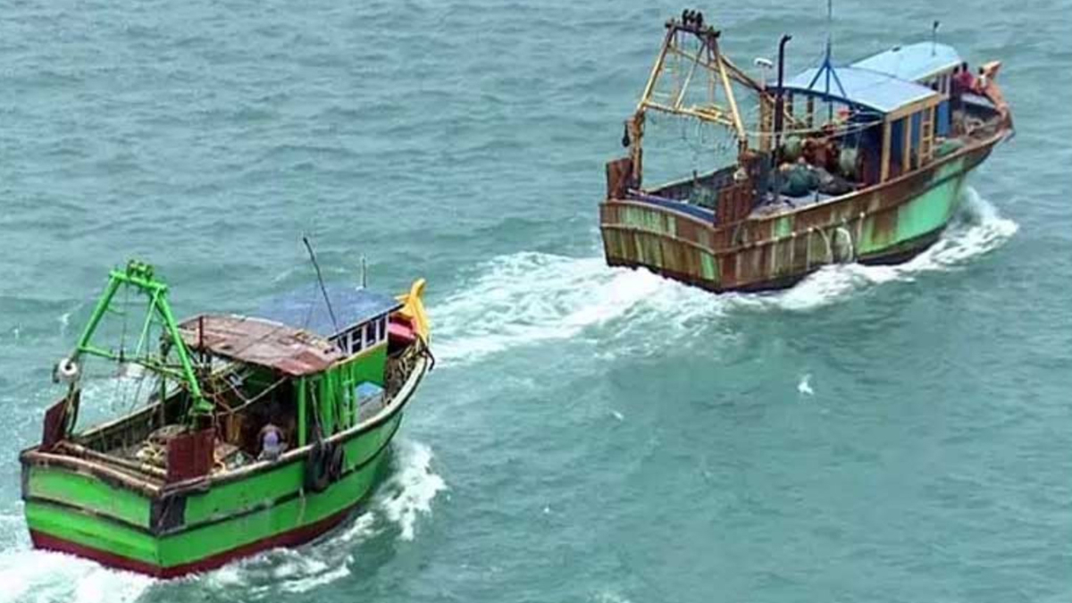Attack on Tamil Nadu Fishermen: இலங்கை கடற்படையை தொடர்ந்து, கடற்கொள்ளையர்கள் அட்டூழியம்; தமிழக மீனவர்கள் மீது தாக்குதல்.!
