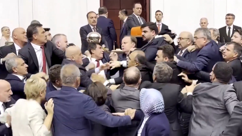 Turkey Parliament Session: ஆளுங்கட்சி - எதிர்க்கட்சி உறுப்பினர்கள் இடையே கைகலப்பு; வாக்குவாதம் முற்றியதால் பாராளுமன்றத்திலேயே பகீர் சம்பவம்.!