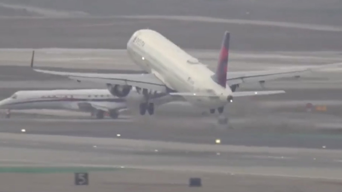 Los Angeles International Airport: நூலிழையில் மோதிக்கொள்ளாமல் தப்பிய விமானங்கள்.. விமானியின் சாதுர்யம்.. பதறவைக்கும் காணொளி.!