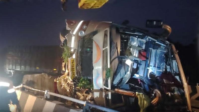 Omni Bus Accident: அதிவேகம் & தூக்க கலக்கம்.. ஆம்னி பேருந்து கவிழ்ந்து விபத்து.. ஒருவர் பலி., 54 பேர் படுகாயம்.!