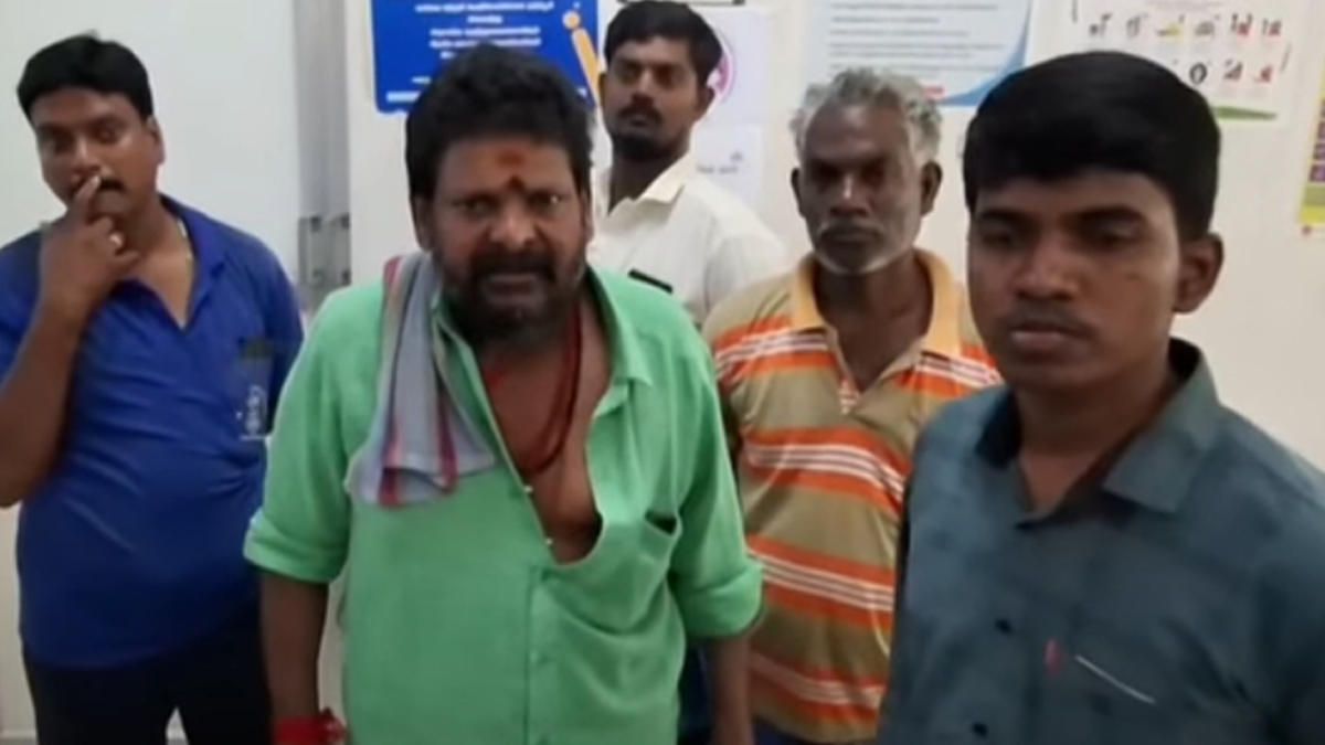 Ganja Karuppu: பணியில் இல்லாத மருத்துவரின் அறைக்கு ஏசி தேவையா? - போரூர் அரசு மருத்துவமனையில் மருத்துவர்கள் இல்லை; நடிகர் கஞ்சா கருப்பு ஆவேசம்.!