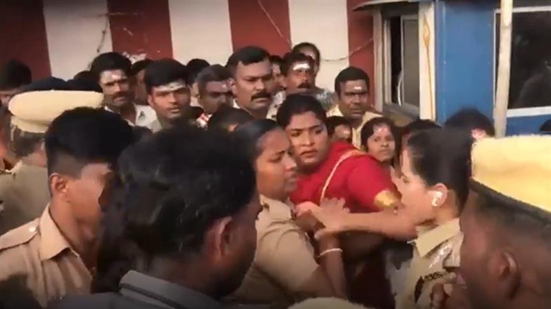 திருநங்கைக்கு பளார் விட்ட டிஎஸ்பி.. அடிக்கப்பாய்ந்த கூட்டம்.. சிறுவாபுரி முருகன் கோவிலில் பதற்றம்.!