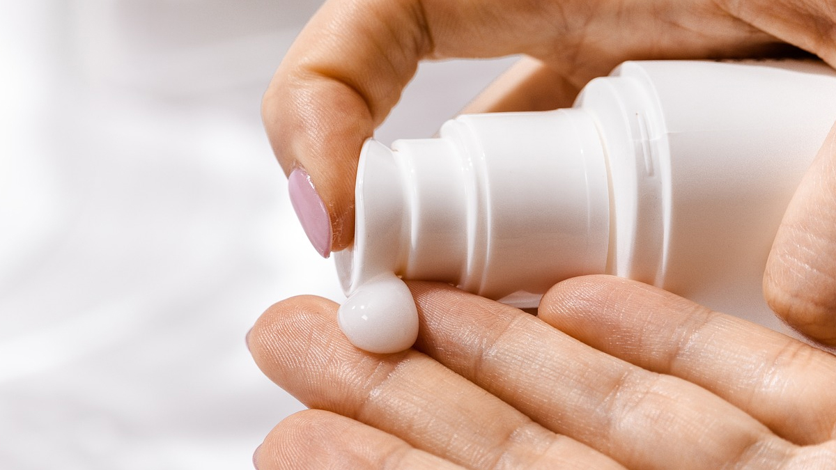 Sunscreen: நம் சருமத்துக்கு ஏற்ற சன் ஸ்கிரீன் தேர்ந்தெடுப்பது எப்படி? வாங்க தெரிஞ்சிக்கலாம்.!
