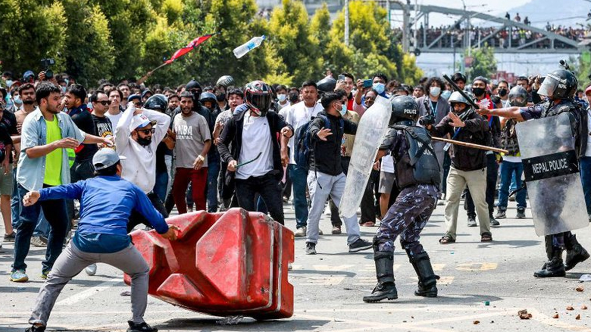 Nepal Protest: நேபாளத்தில் சமூக வலைதளங்களுக்கு தடை.. போராட்டக்காரர்கள் 16 பேர் பலி..!