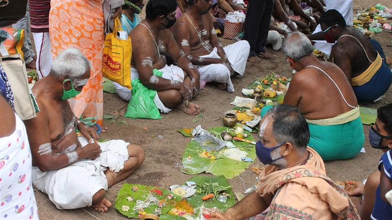 Mahalaya Amavasya: மகாளய அமாவாசையில் தர்ப்பணம் கொடுக்க உகந்த நேரம்.. முன்னோர் ஆசி பெற விரதம் இருக்கும் முறை.!