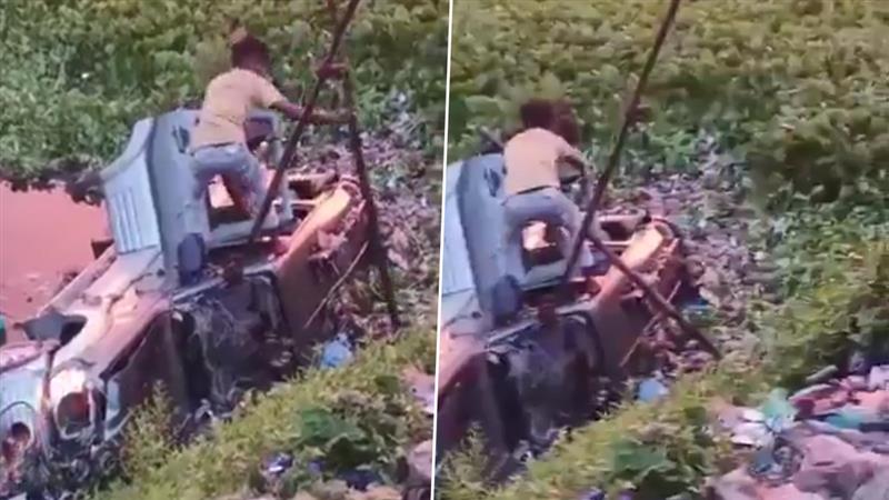 Road Accident: கார் டயர் வெடித்து விபத்து.. வாலிபர்கள் 4 பேர் பலி..!