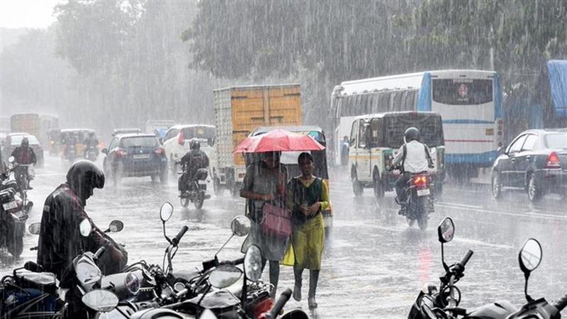 வானிலை: புயலாக வலுவடையும் காற்றழுத்த தாழ்வு மண்டலம்.. 11 மாவட்டங்களுக்கு மழை அலர்ட்.!